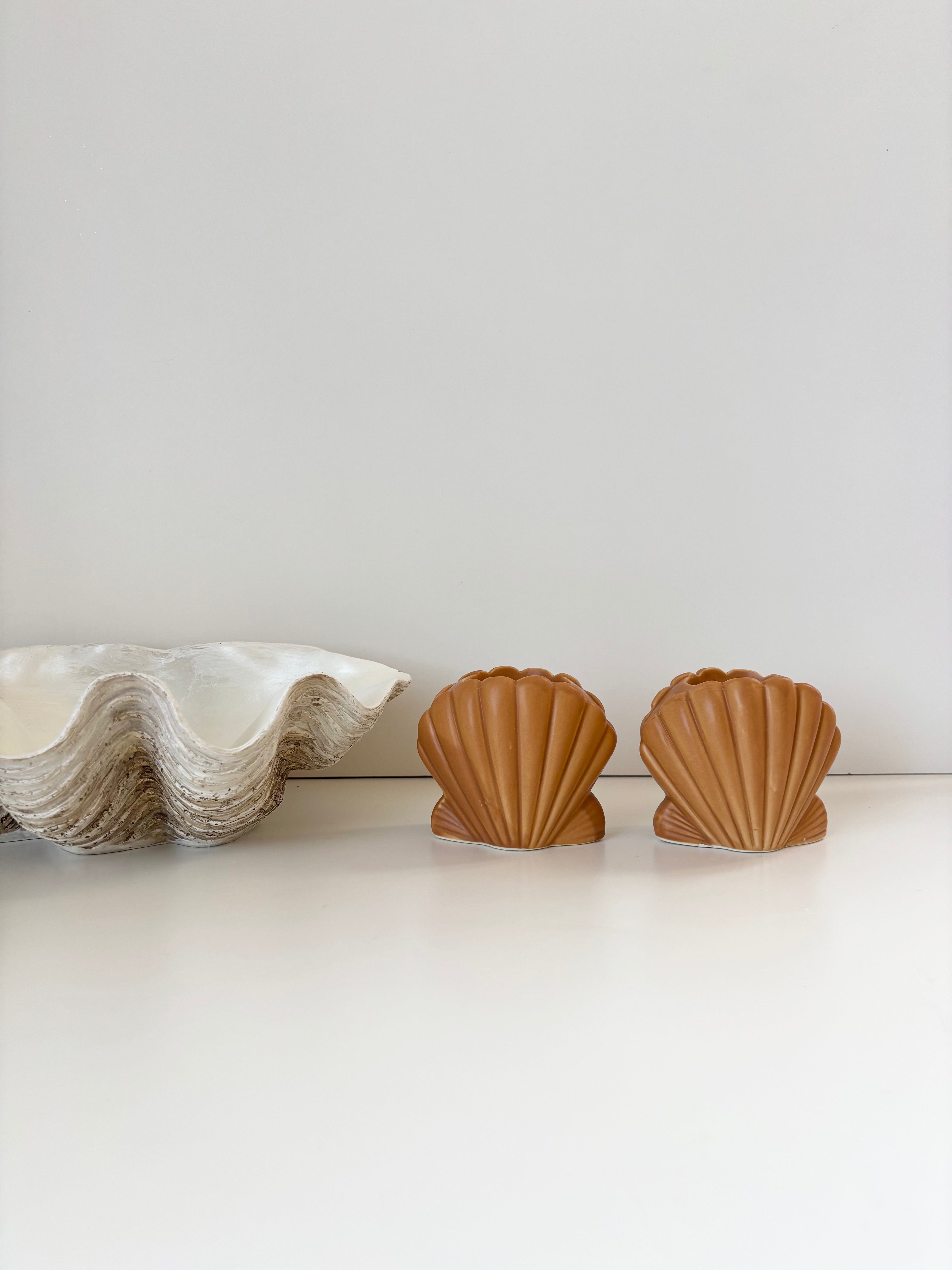 shell med tuscan candleholder