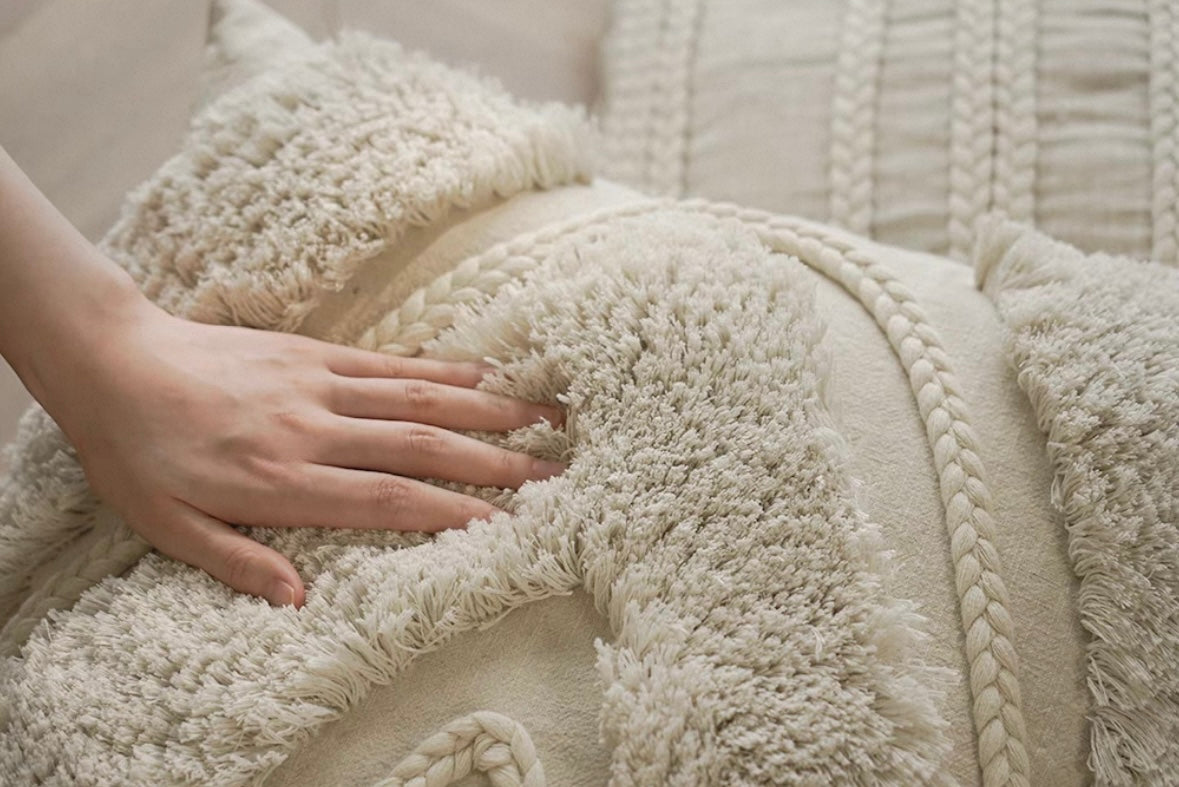 braided line tufted cushion