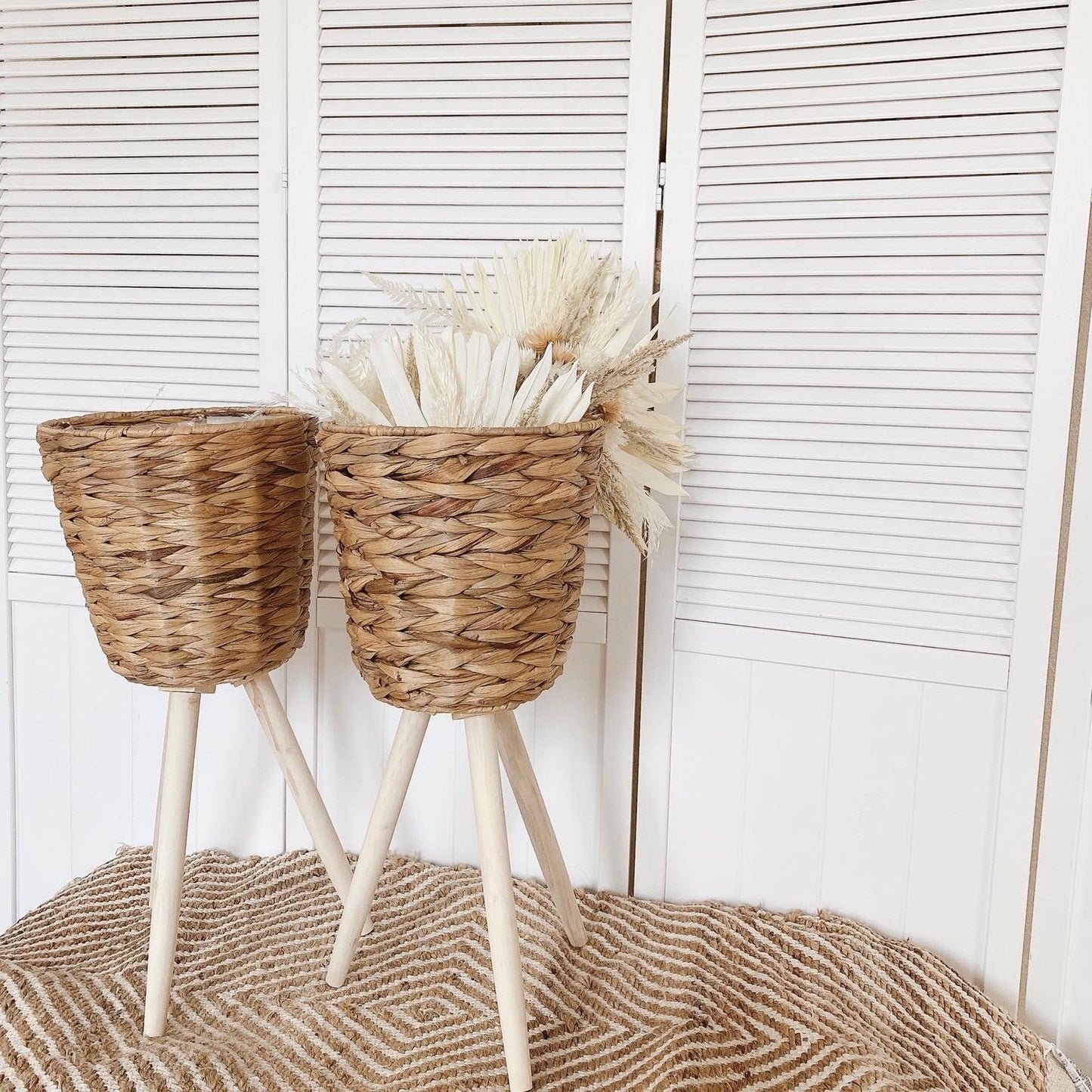 straw wood flower stand