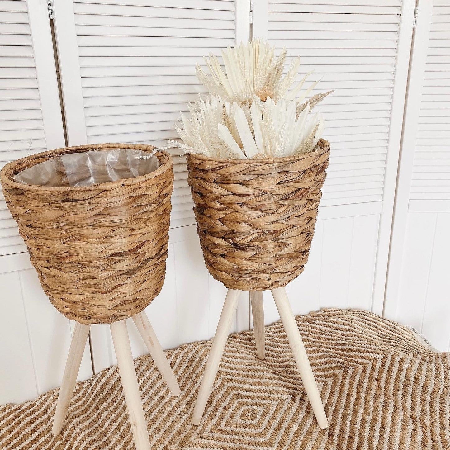 straw wood flower stand